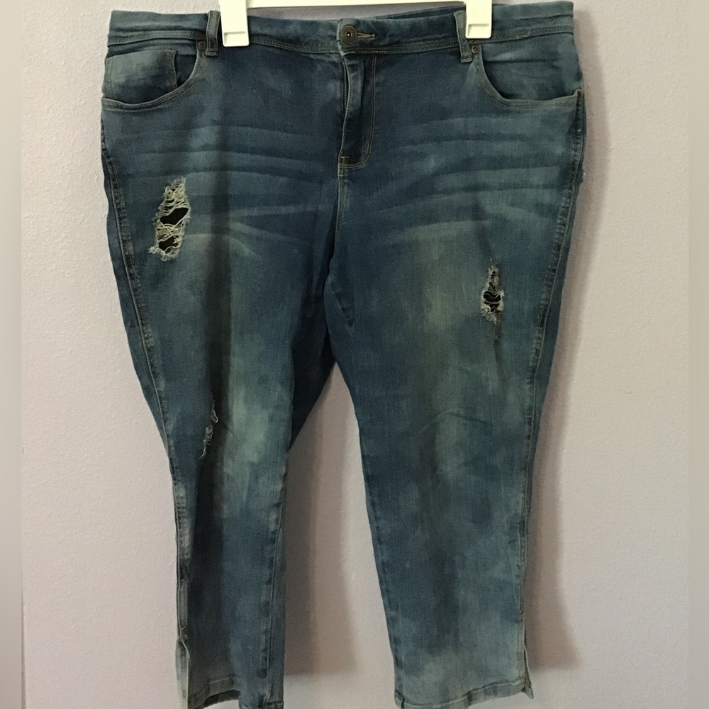 Maurices size 20 capri pants.